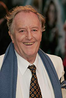 How tall is Robert Hardy?